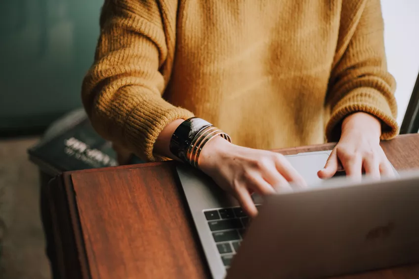 A person with a laptop. Photo.